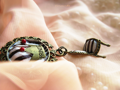 Трон для принцессы. Брошь с короной и креслом в винтажном стиле. Ручная работа