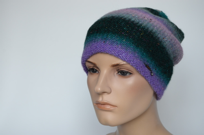 Лиловая женская вязаная шапка