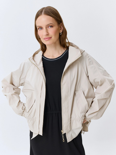 Легкая ветровка с капюшоном