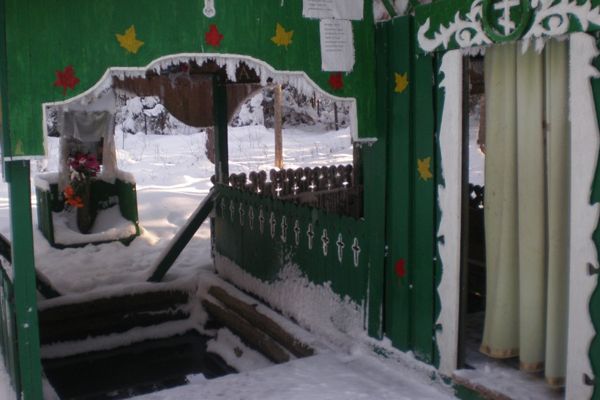 Родник, святой источник великомученицы Параскевы Пятницы у села Едрово