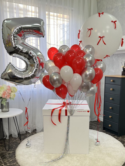 Коробка-сюрприз белая с 50 шариками внутри + цифра и шар с бантиками рядом