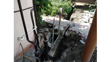 Установка камер видеонаблюдения с разрешением 4 мп 4К. Прокладка в трубах ПНД под газоном.