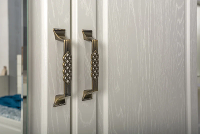 Шкаф Ливерпуль двухдверный 13.134 белый, ясень ваниль