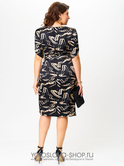 Женское платье прямого силуэта с абстрактным принтом