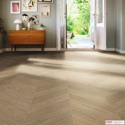 Декор ламината Haro Дуб Белый Шеврон 545178 в интерьере гостиной