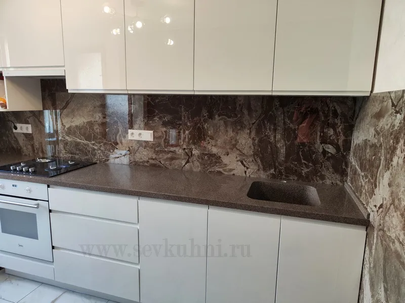 Кухня со столешницей из искусственного камня, фасады из крашенного МДФ