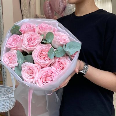 11 ПИОНОВИДНЫХ РОЗ С ЭВКАЛИПТОМ