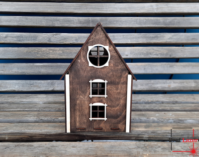 Домик из дерева