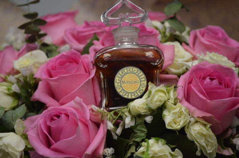 Guerlain Mitsouko духи Герлен Мицуко в экспозиции Московского Музея Парфюмерии фото музея Guerlain Mitsouko что такое альдегиды с-14 лактоны альдегиды в парфюмерии духи Guerlain +купить
