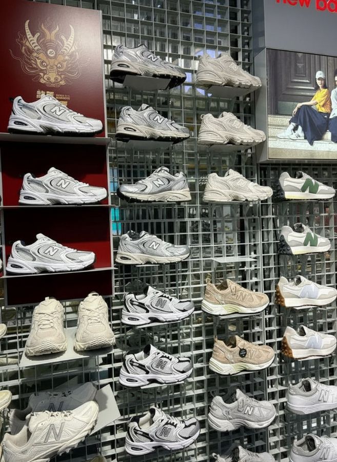 Стеллаж с кроссовками New Balance