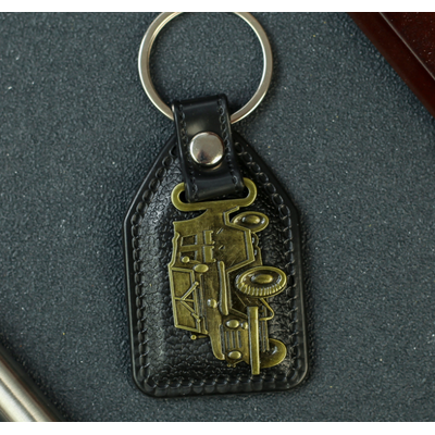 Брелок кожаный + металл &quot;Ретромобиль&quot;: 6,8 х 3,8 см.