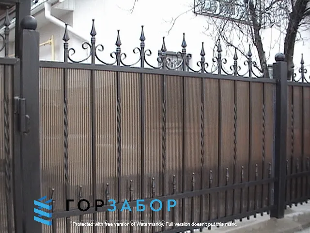 Кованый забор с поликарбонатом