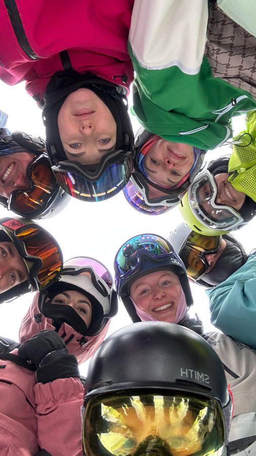 Ученики инструктора по сноуборду