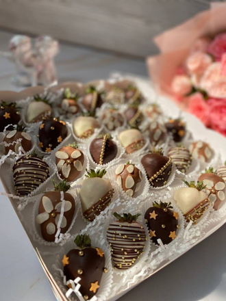 Бокс Миндальная нежность из 30 клубник