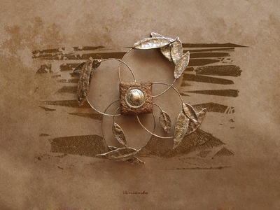 Фэнтези-брошь "Артефакты Атлантиды - Солнечный амулет" с золотым песком и лепестками