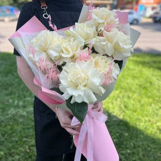 Букет из 7 французских белых роз в розовой упаковке