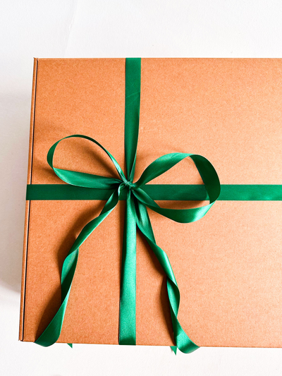 Огромная подарочная коробка GILEV 45х45х20см с зеленой лентой и наполнителем крафт