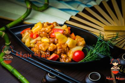 Свинина в кляре в кисло-сладком соусе с ананасами 菠萝咕咾肉 350гр