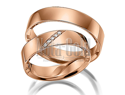 Классические обручальные кольца из красного золота с косой полоской бриллиантов в женском кольце