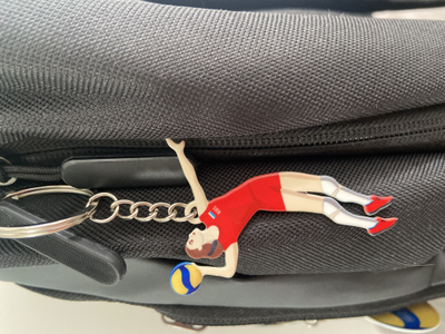 Брелок металлический двусторонний "Нападающая"