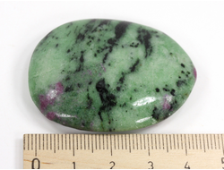 Корунд красный (светится в УФ) в цоизите, полировка плоская, Танзания (46*37*8,5 мм, 33 г) №35659