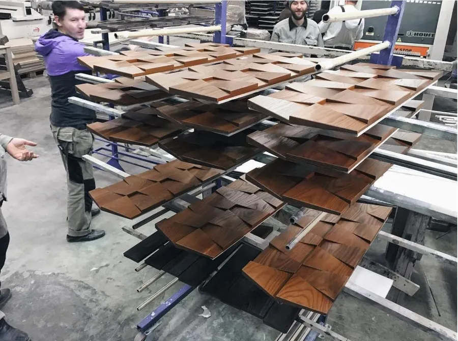 Изготовленные и покрытые лаком стеновые панели из термоясеня "Термоясень бабочка".