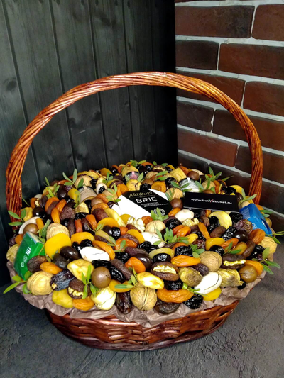 Корзина из сухофруктов и орехов
