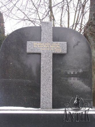 На фото двойной памятник на могилу большой крест в СПб