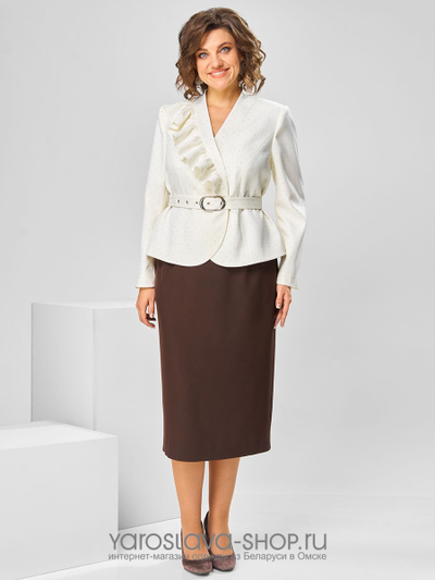 Женский костюм с белым жакетом и юбкой коричневого цвета