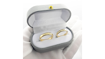 Обручальные кольца из желтого золота классической формы.