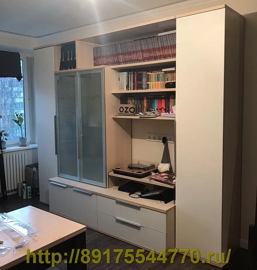 011 Шкаф в гостиной.
Корпус и фасады шкафа:
- ЛДСП Egger: W908 SM Белый базовый
- Алюминиевый профиль с матовым стеклом
