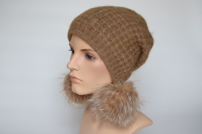 korichnevaya-shapka-kapor-pomponami-dlya-zhenschin-vizio-italiya