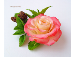 Заколка/брошь "Сердце мое" с уральской розой, крапивой и ольхой.