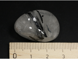 Кварц с черным турмалином (шерл), галтовка, Бразилия (29*20*17 мм, 13 г) №35101