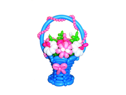 Букет цветов в голубой корзинке