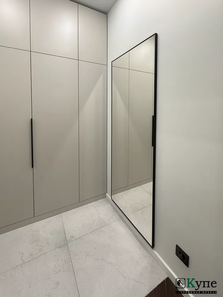 026-2 Шкаф распашной в прихожей. Зеркало в узком рамочном профиле черного цвета. Фасады ЛДСП Egger U750 ST9 Ярко-Серый