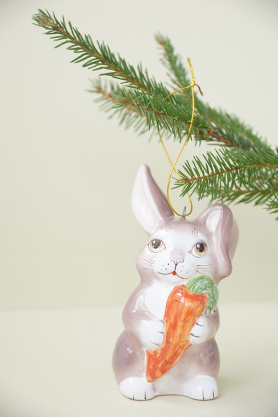 Заяц c морковкой