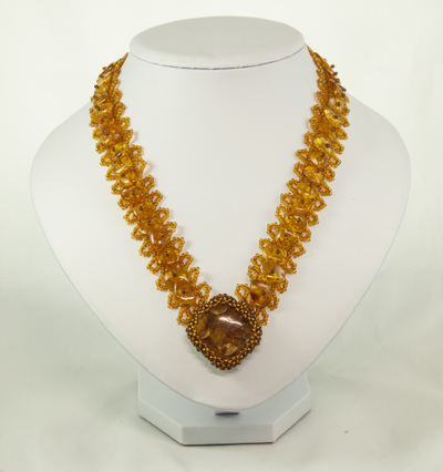 Колье из  чешского бисера , натурального янтаря и кабошон из ювелирной смолы с янтарем 00516