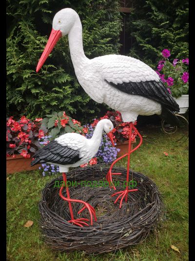 Аист с детёнышем в гнезде 2шт (Аист-70см, аист-115см ) полистоун Аист - является символом новой жизни. Согласно русским народным поверьям, аист - птица, приносящая счастье в Ваш дом. Также аист покровительствует рождению детей.