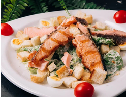 Салат «Цезарь с семгой-гриль»