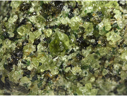 Хризолит (Перидот, Оливин), кристаллы на породе, США (52*46*30 мм, 107 г) №38098