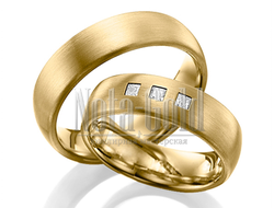 Классические обручальные кольца из желтого золота с тремя бриллиантами в женском кольце