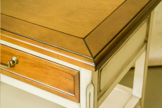 Тумба прикроватная с выдвижным ящиком и полкой.