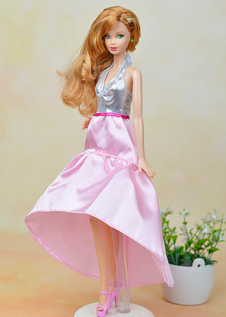 Платье с нежно-розовой юбкой и серебристым лифом. (773)