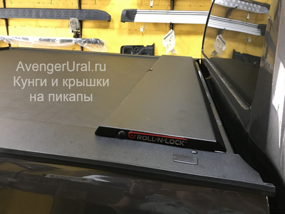 Жалюзи Roll-n-lock на Тойота Хайлюкс Рево на пикапе серого цвета 1G3 от AvengerUral.ru вид у кабины