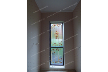 Окно на лестнице с витражом на пленке 