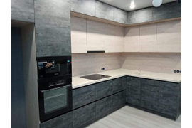 Кухня бетон с антресолями