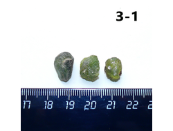 Хризолит натуральный (необр.) №3-1: комплект 5,0г - 15*10*9мм + 13*11*9мм + 13*9*7мм