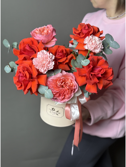 Коробка с французской розой, диантусом и эвкалиптом