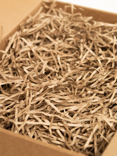 Подарочная коробка GILEV 32x22x10см с наполнителем и красной лентой